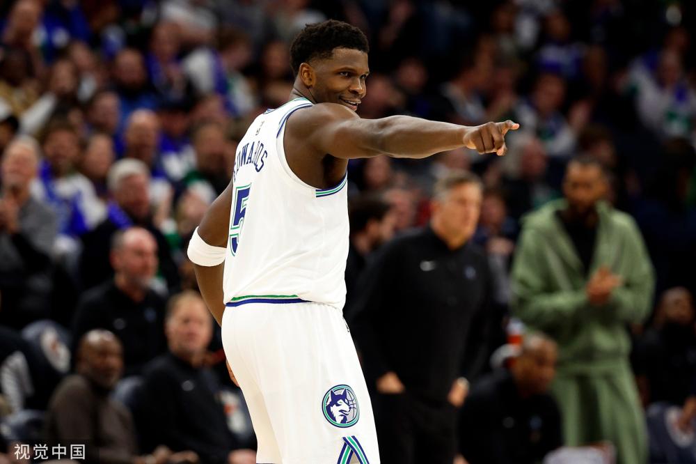 国安赛前为于大宝举办退役仪式，董事长周金辉送上纪念球衣.