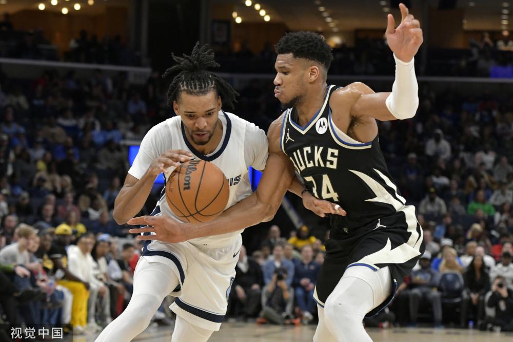 国安赛前为于大宝举办退役仪式，董事长周金辉送上纪念球衣.